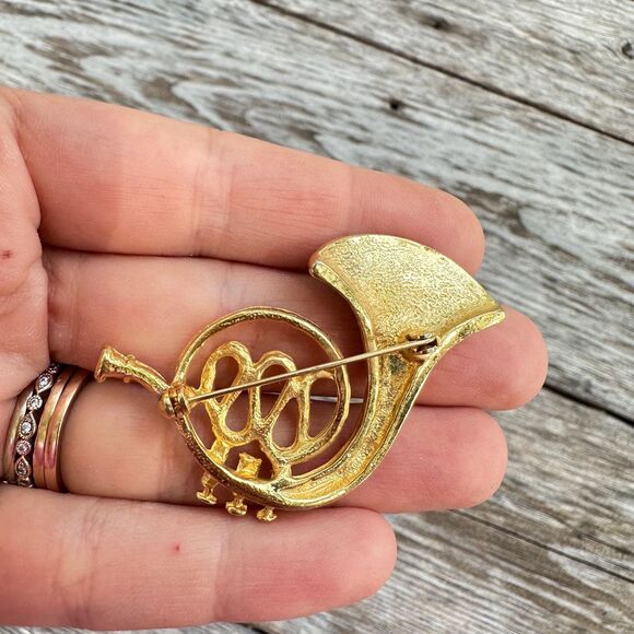 Vintage Jewelry Gold Tone French Horn Brooch Pin - Picture 2 of 2